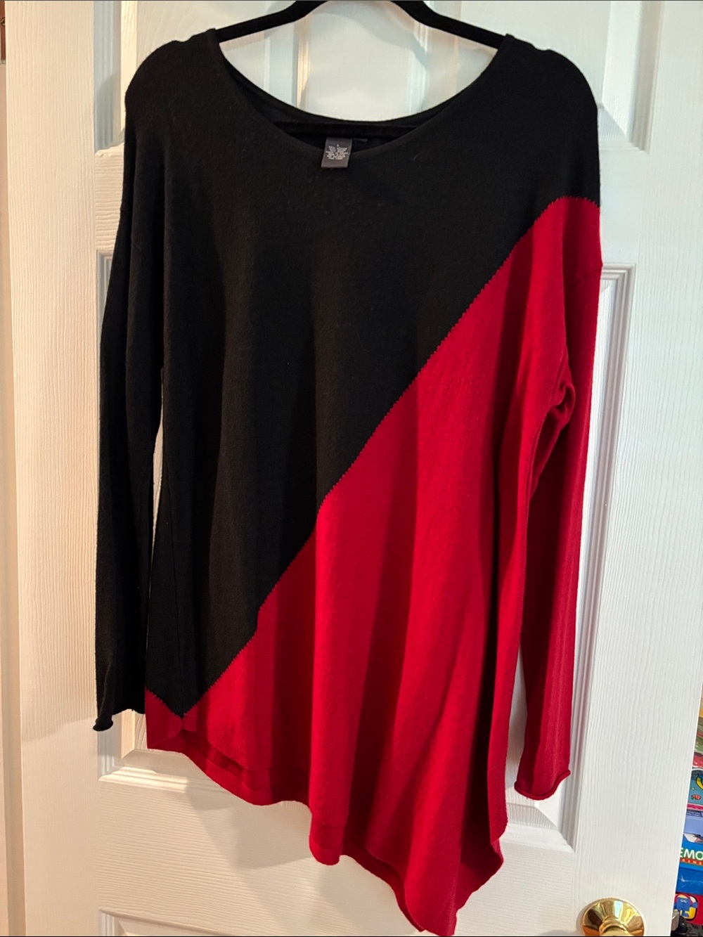 Women’s Diagonal Colorblock Long-Sleeve Top - Black & Red